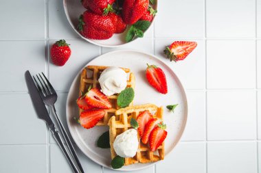 Çilek ve dondurma ile Belçika waffle