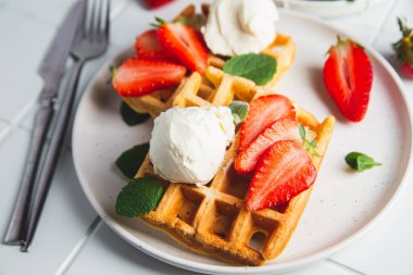 Çilek ve dondurma ile Belçika waffle