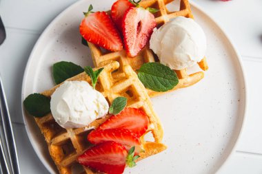 Çilek ve dondurma ile Belçika waffle
