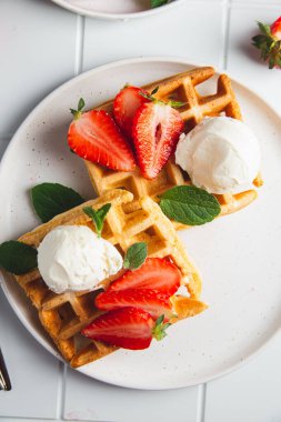 Çilek ve dondurma ile Belçika waffle
