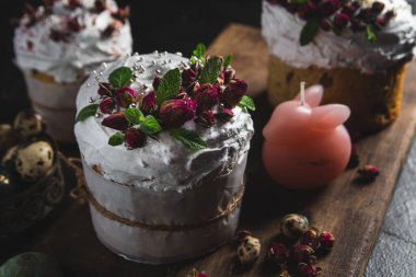 İsviçre kremalı ve çiçekli Paskalya pastası. Paskalya yumurtaları