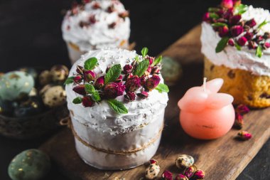 İsviçre kremalı ve çiçekli Paskalya pastası. Paskalya yumurtaları