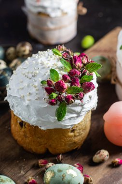 İsviçre kremalı ve çiçekli Paskalya pastası. Paskalya yumurtaları