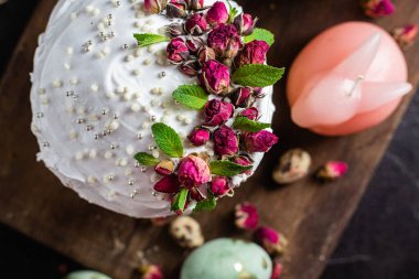 İsviçre kremalı ve çiçekli Paskalya pastası. Paskalya yumurtaları