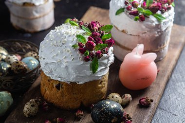 İsviçre kremalı ve çiçekli Paskalya pastası. Paskalya yumurtaları