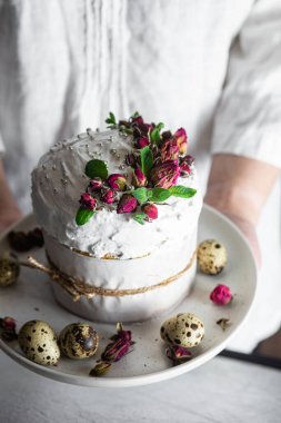 İsviçre kremalı ve çiçekli Paskalya pastası. Paskalya yumurtaları