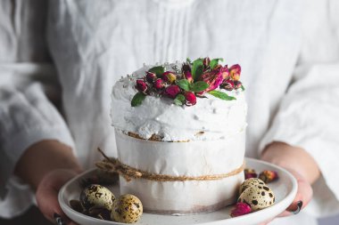 İsviçre kremalı ve çiçekli Paskalya pastası. Paskalya yumurtaları