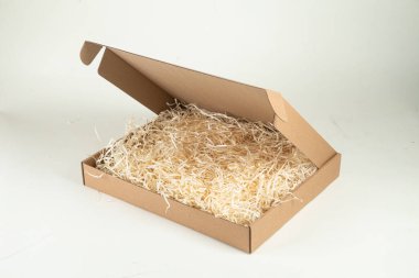 Beyaz arka planda tahta dolgulu karton kutu