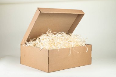 Beyaz arka planda tahta dolgulu karton kutu