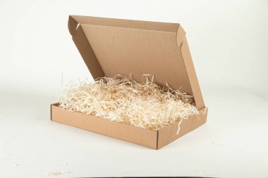 Beyaz arka planda tahta dolgulu karton kutu