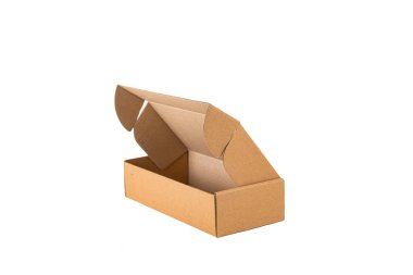 Beyaz arkaplanda karton kutu