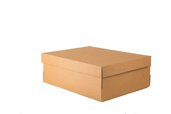 Beyaz arkaplanda karton kutu