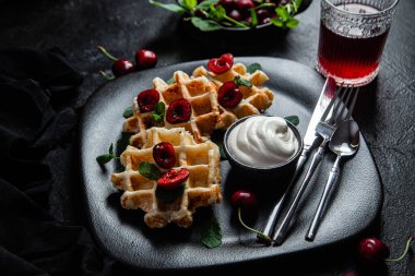 Viyana waffleları ve arka planda kirazlar. Belçika Waffle 'ları