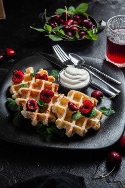 Viyana waffleları ve arka planda kirazlar. Belçika Waffle 'ları