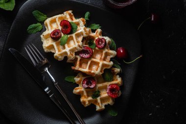 Viyana waffleları ve arka planda kirazlar. Belçika Waffle 'ları