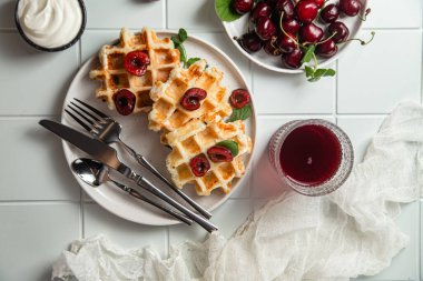 Viyana waffleları ve arka planda kirazlar. Belçika Waffle 'ları