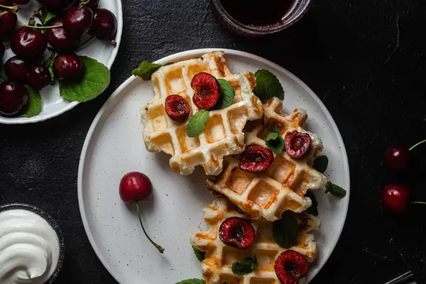 Viyana waffleları ve arka planda kirazlar. Belçika Waffle 'ları