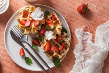 Taze çilekli Belçika waffleları. Viyana Waffle 'ları