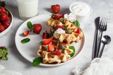 Taze çilekli Belçika waffleları. Viyana Waffle 'ları