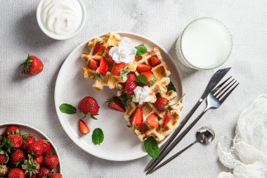 Taze çilekli Belçika waffleları. Viyana Waffle 'ları