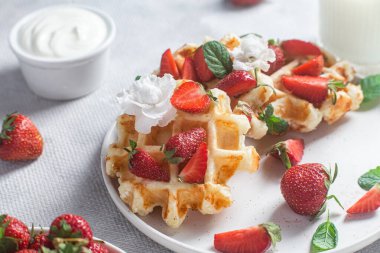 Taze çilekli Belçika waffleları. Viyana Waffle 'ları