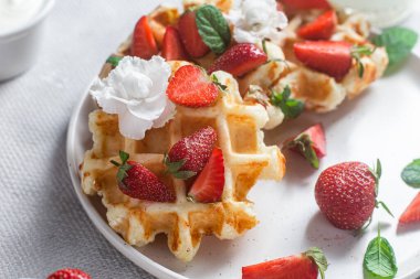 Taze çilekli Belçika waffleları. Viyana Waffle 'ları