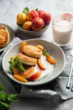 Ekşi kremalı ve kayısılı süzme peynirli krep.