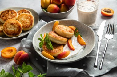 Ekşi kremalı ve kayısılı süzme peynirli krep.