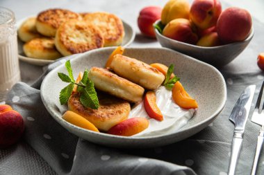 Ekşi kremalı ve kayısılı süzme peynirli krep.