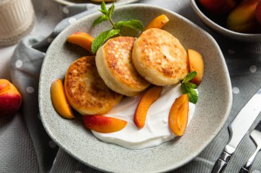 Ekşi kremalı ve kayısılı süzme peynirli krep.