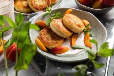 Ekşi kremalı ve kayısılı süzme peynirli krep.