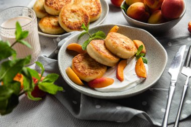 Ekşi kremalı ve kayısılı süzme peynirli krep.