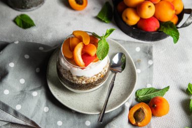 Yoğurtlu granola, chia ve kayısı.