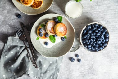 Krem soslu ve yabanmersinli süzme peynirli krep. syrniki 