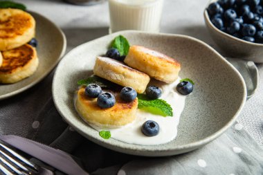 Krem soslu ve yabanmersinli süzme peynirli krep. syrniki 