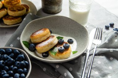 Krem soslu ve yabanmersinli süzme peynirli krep. syrniki 