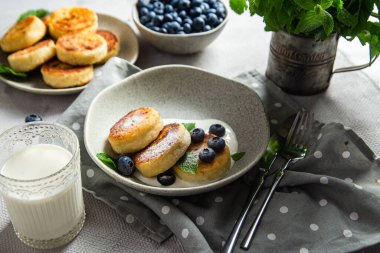 Krem soslu ve yabanmersinli süzme peynirli krep. syrniki 