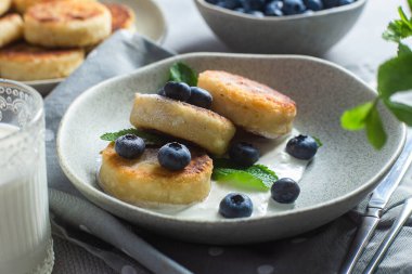 Krem soslu ve yabanmersinli süzme peynirli krep. syrniki 