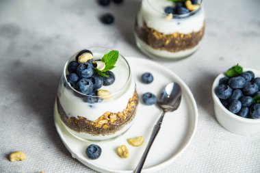 Yoğurtlu granola, chia ve yaban mersini.