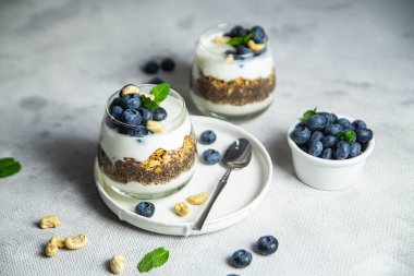 Yoğurtlu granola, chia ve yaban mersini.