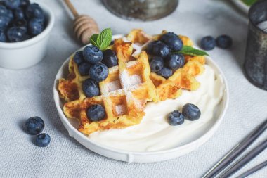 Ekşi krema ve yaban mersinli Belçika waffleları