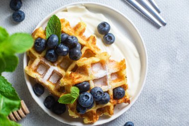 Ekşi krema ve yaban mersinli Belçika waffleları