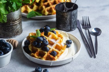 Ekşi krema ve yaban mersinli Belçika waffleları