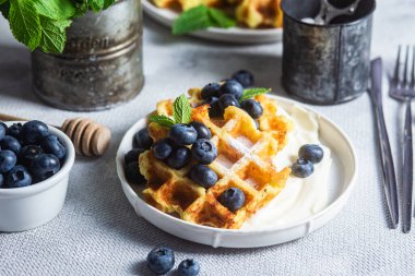 Ekşi krema ve yaban mersinli Belçika waffleları