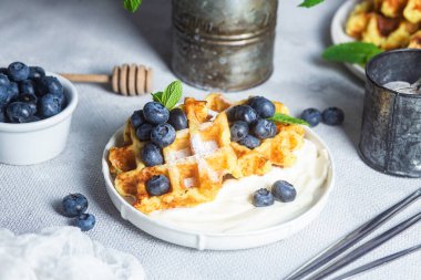 Ekşi krema ve yaban mersinli Belçika waffleları