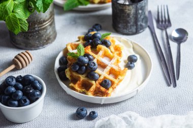 Ekşi krema ve yaban mersinli Belçika waffleları