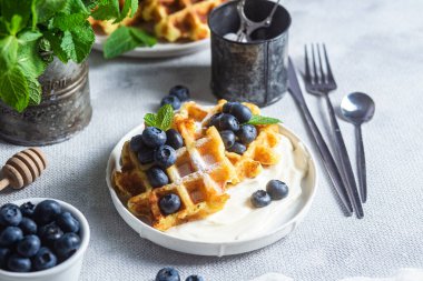 Ekşi krema ve yaban mersinli Belçika waffleları