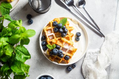 Ekşi krema ve yaban mersinli Belçika waffleları