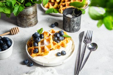 Ekşi krema ve yaban mersinli Belçika waffleları