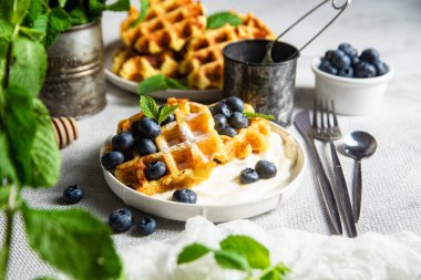 Ekşi krema ve yaban mersinli Belçika waffleları